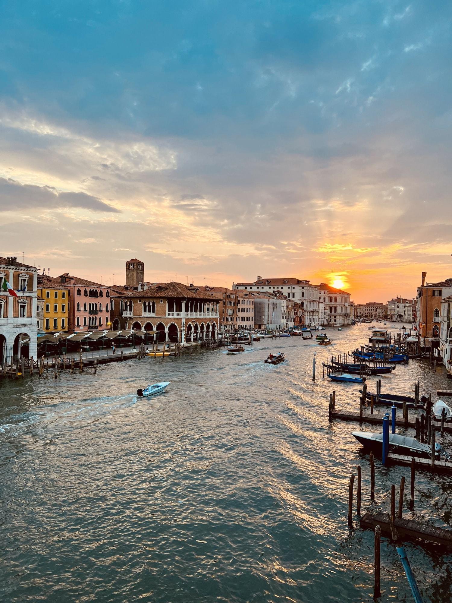 Leon Bianco On The Grand Canal 3*